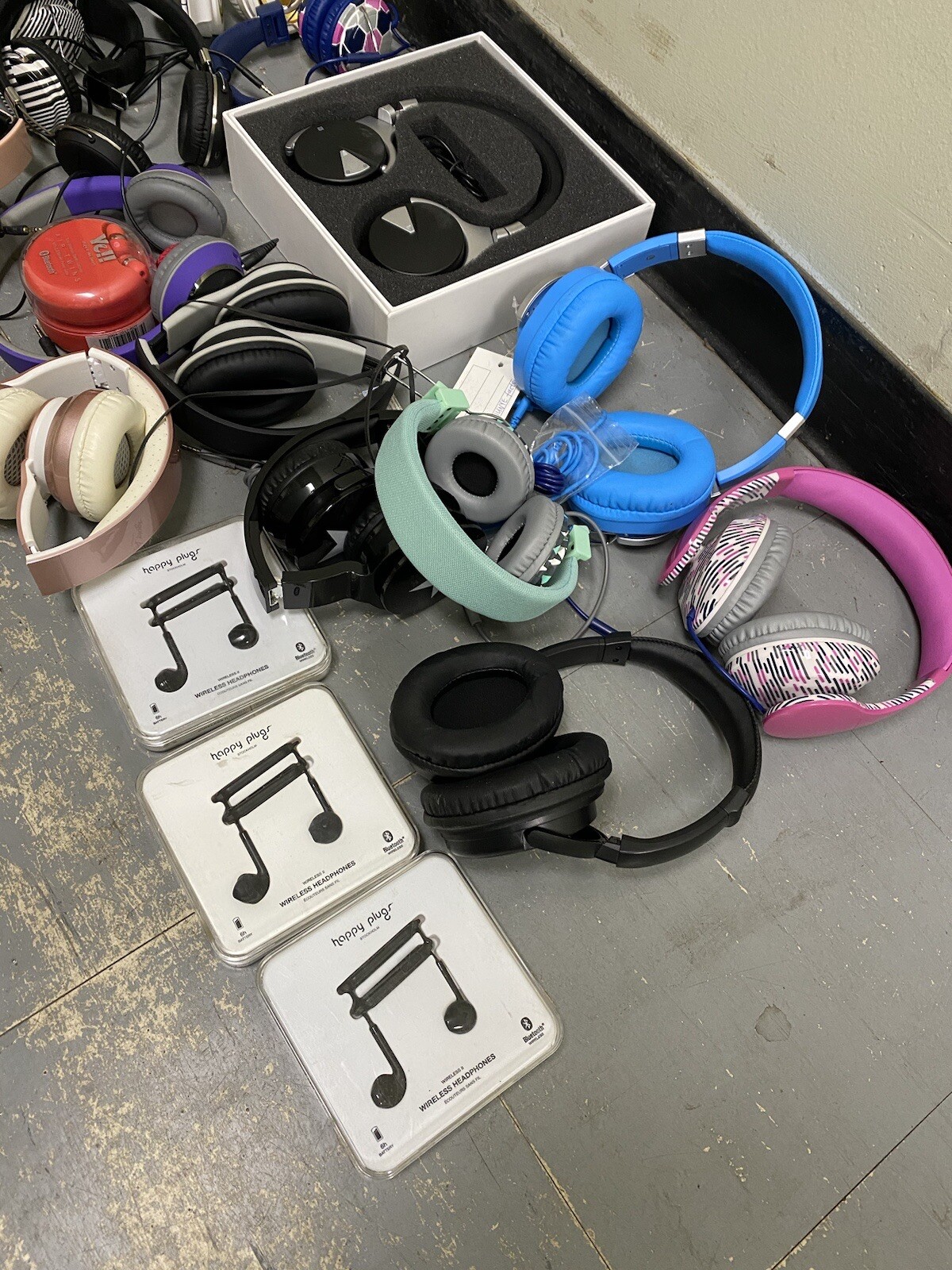 Bulk Wholesale Amazon Lot Of 29 On-Ear Headphones