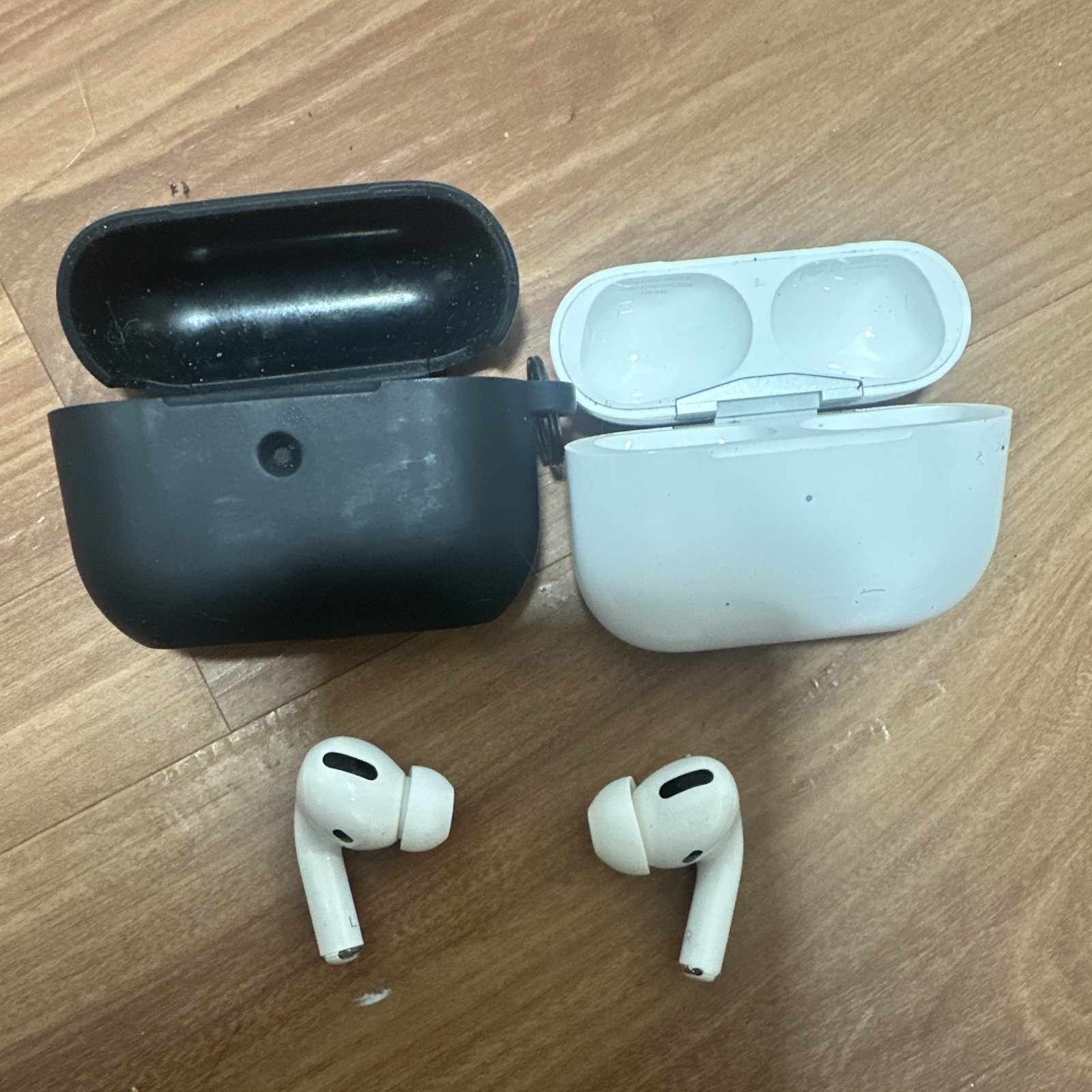 Apple AirPods Pro Wireless Bluetooth Earbuds w/ Charging Case White/Black