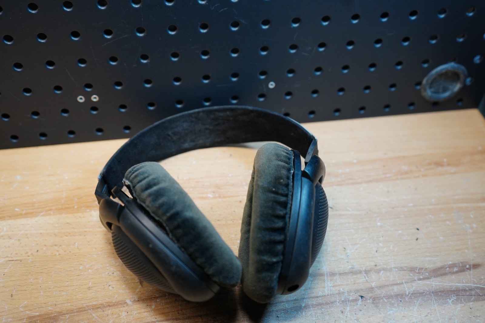 (N) Sennheiser HD 570 Over-Ear Open Back Headphones Worn Pads No Cable