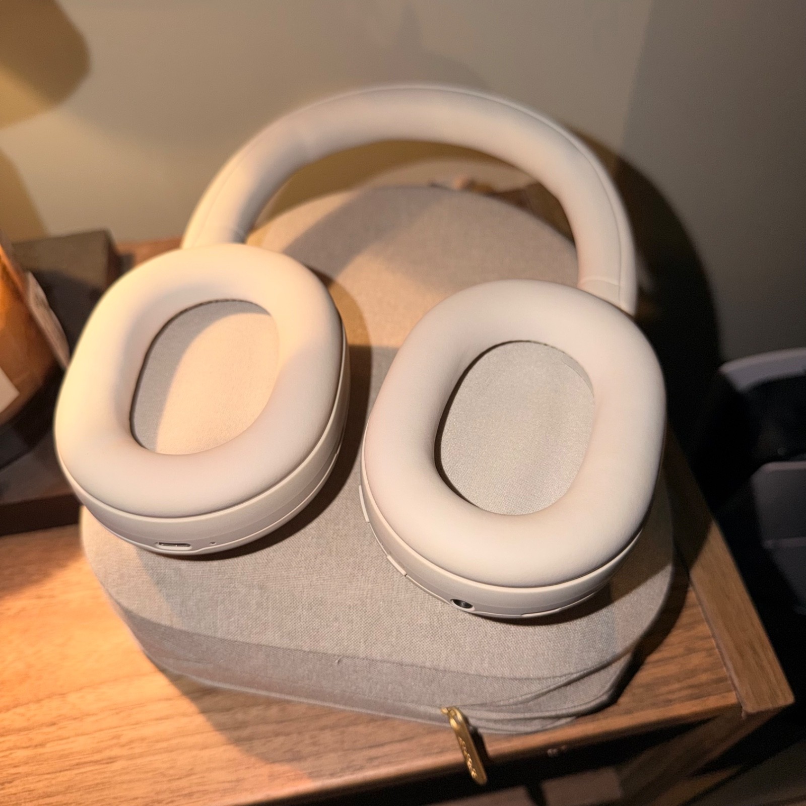 *GENTLY USED* Sony WH-1000XM5 Wireless Noise Canceling Headphones – Silver
