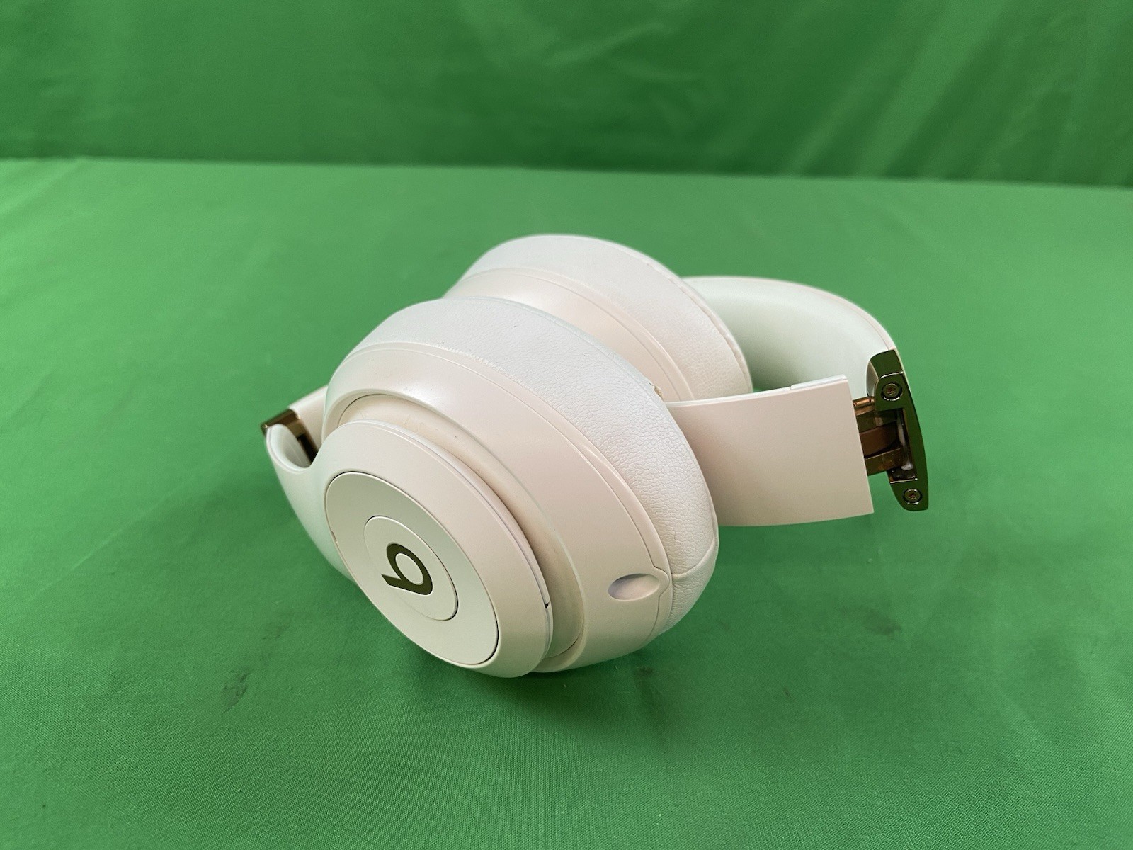 Beats by Dr. Dre Studio Pro Over-the-Ear Wireless Headphones – Sandstone- Read