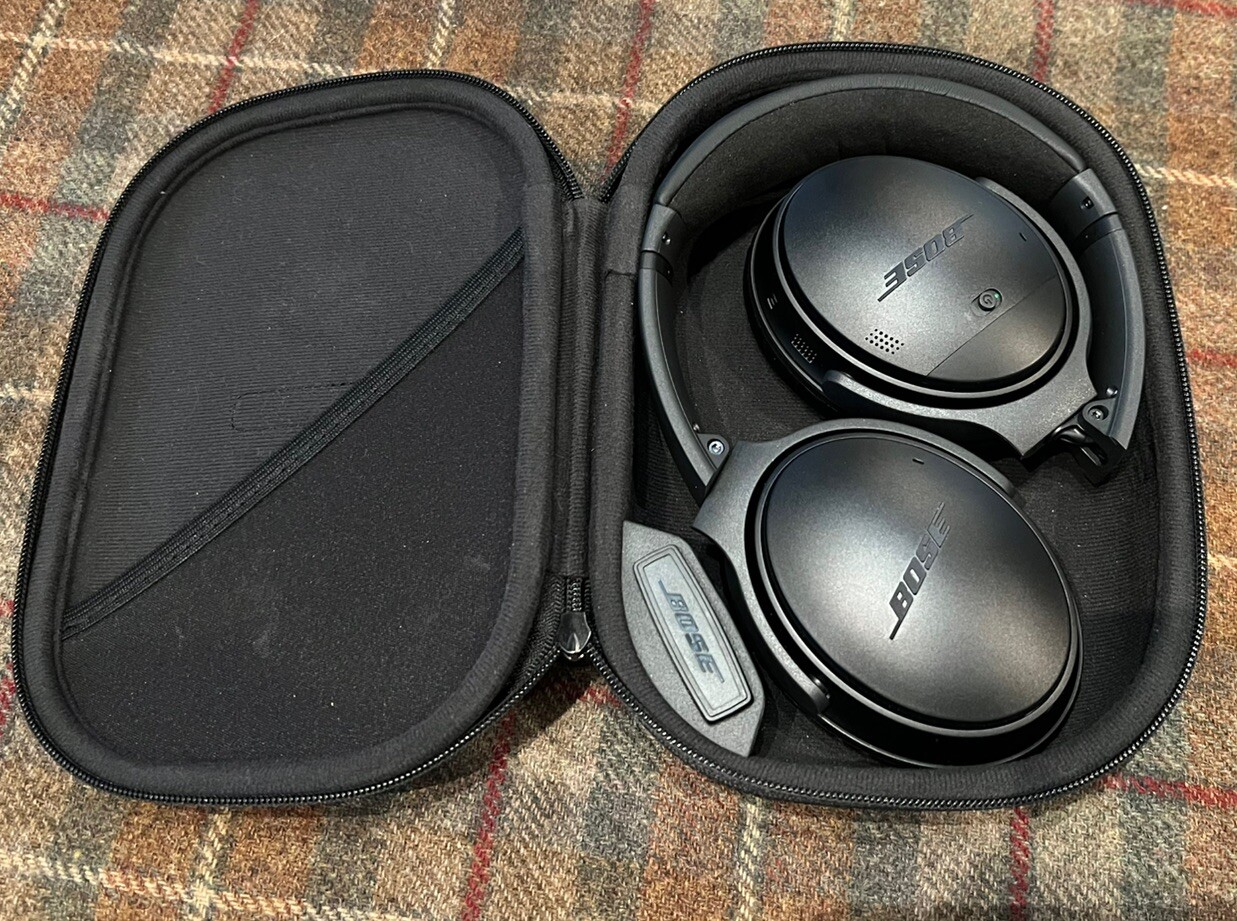 Bose QuietComfort 35 QC-35 Over the Ear Bluetooth Headphones in Black