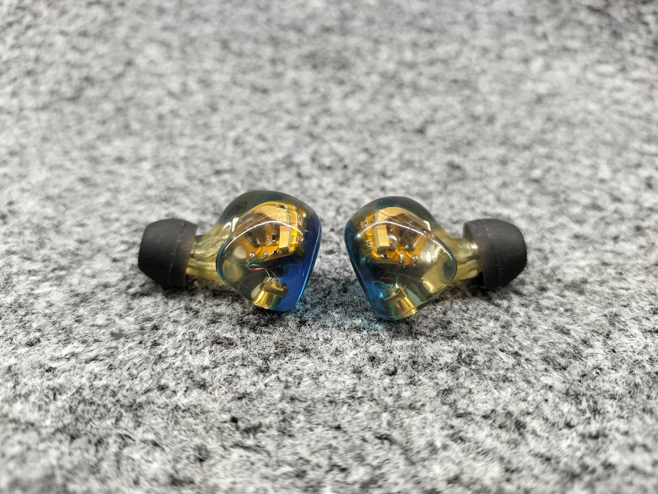 iBasso AM05 5-BA IEMs 2.5mm Blue w/Adapter – Ultra-Light 6.6g 32Ω 115dB