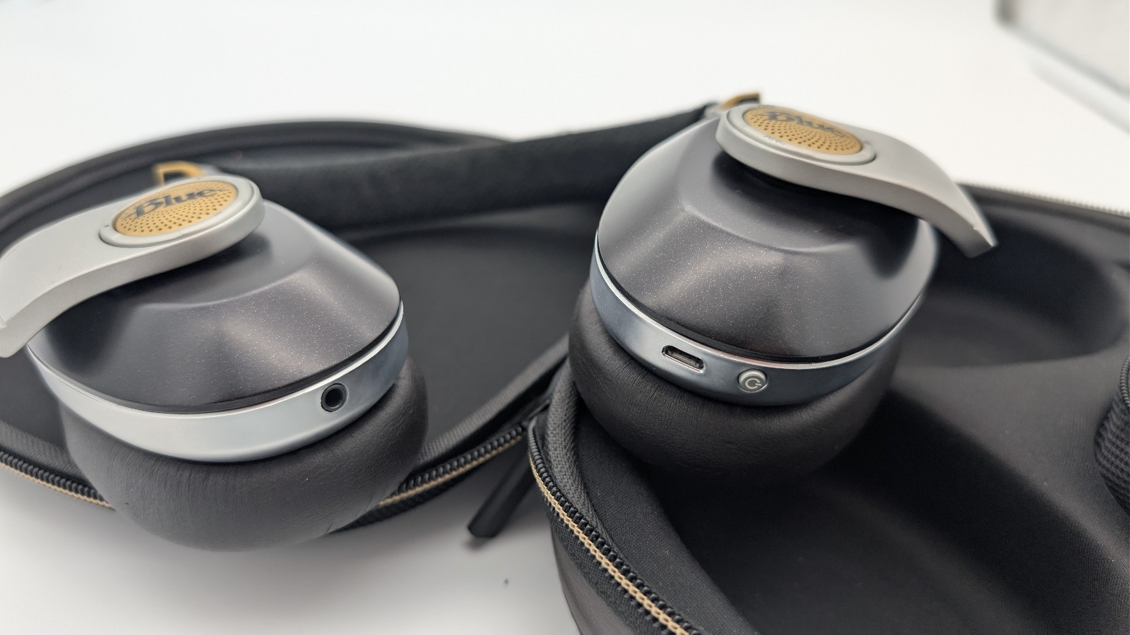 Blue Satellite Headphones Model BH1010 Premium Noise-Cancelling Wireless w/ Case