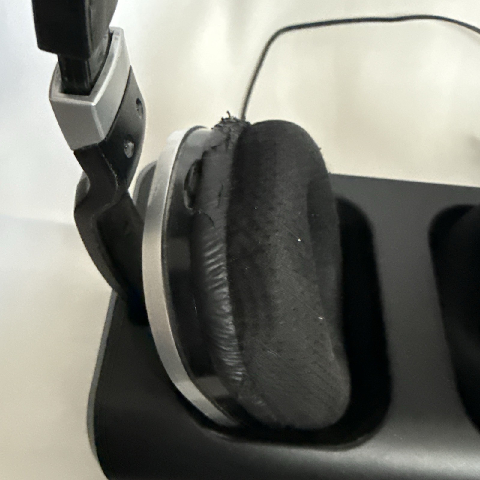 Artiste ADH300 Wireless TV Headphones 2.4GHz Rechargeable with Dock & Audio Cord