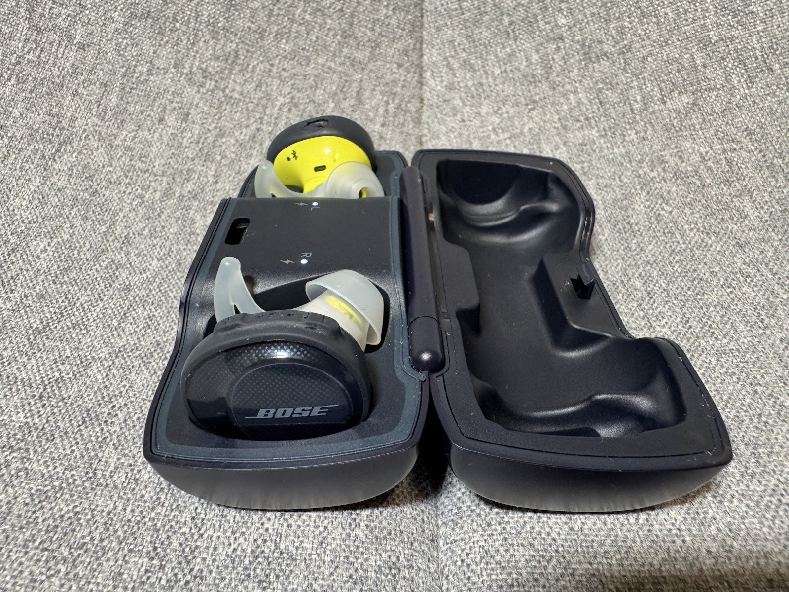 Bose SoundSport Free Wireless Earbuds Headphones Right-Work/Left-Not Working