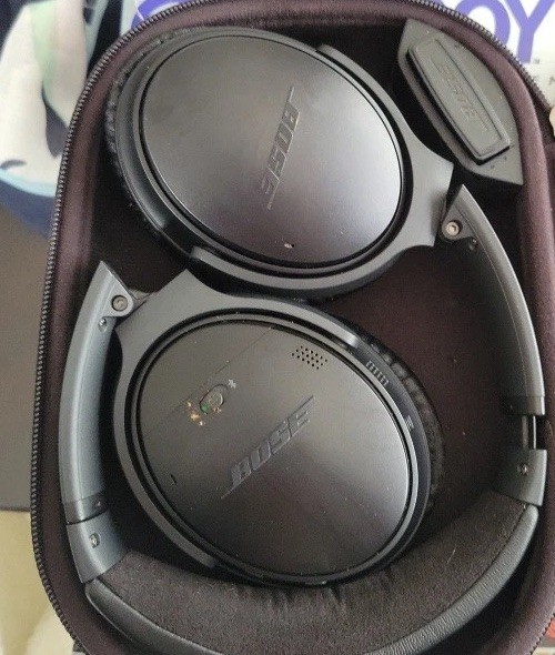 Bose QuietComfort 35 II QC35 II Wireless Noise Cancelling Headphones + Case