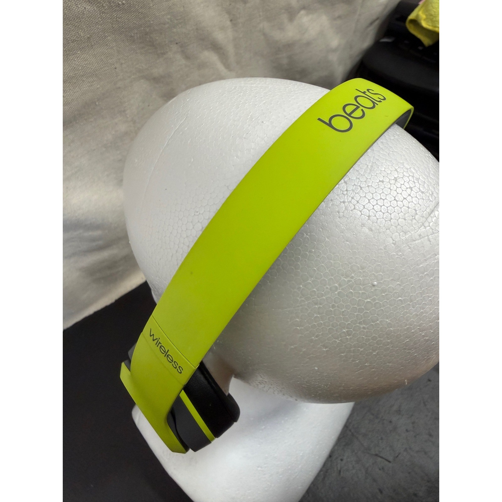 Beats Solo 2 Wireless Headphones Unisex Adjustable Shock Yellow Bluetooth Audio