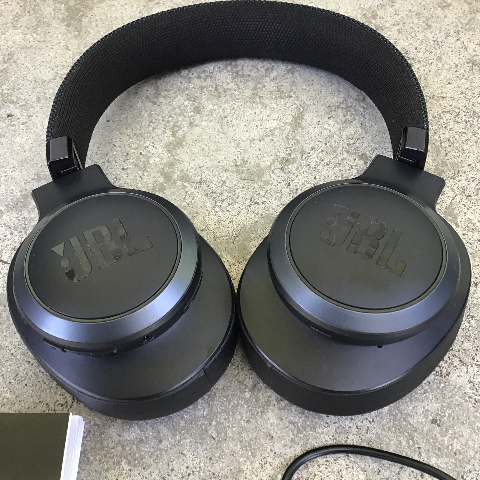JBL Live 500BT Over-Ear Bluetooth Wireless Headphones Black Guide Charging Cable