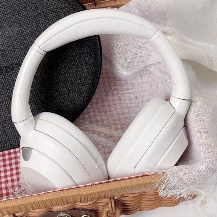 Sony WH-ULT900N Wireless Noise Canceling Bluetooth Headphones White – Excellent