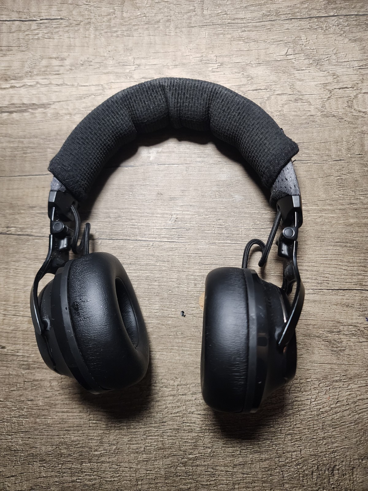 JBL Club 700BT Hi-Res Wireless On-Ear Headphones, produce a Great Sound