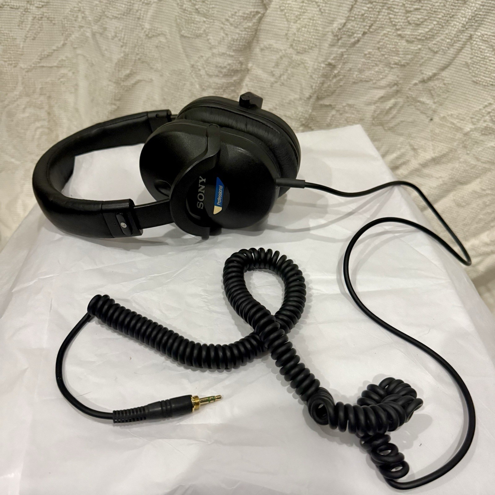 Sony MDR-V6 Over-Ear Studio Monitor Headphones 40mm Coiled 3.5mm Black