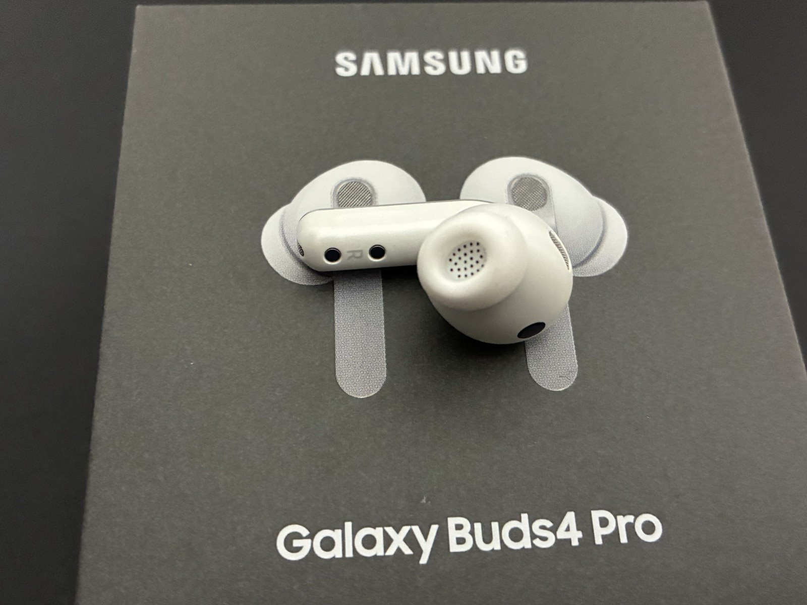 Original Samsung Galaxy Buds4 Pro SM-R640N Earbuds – White – Right Side (R)