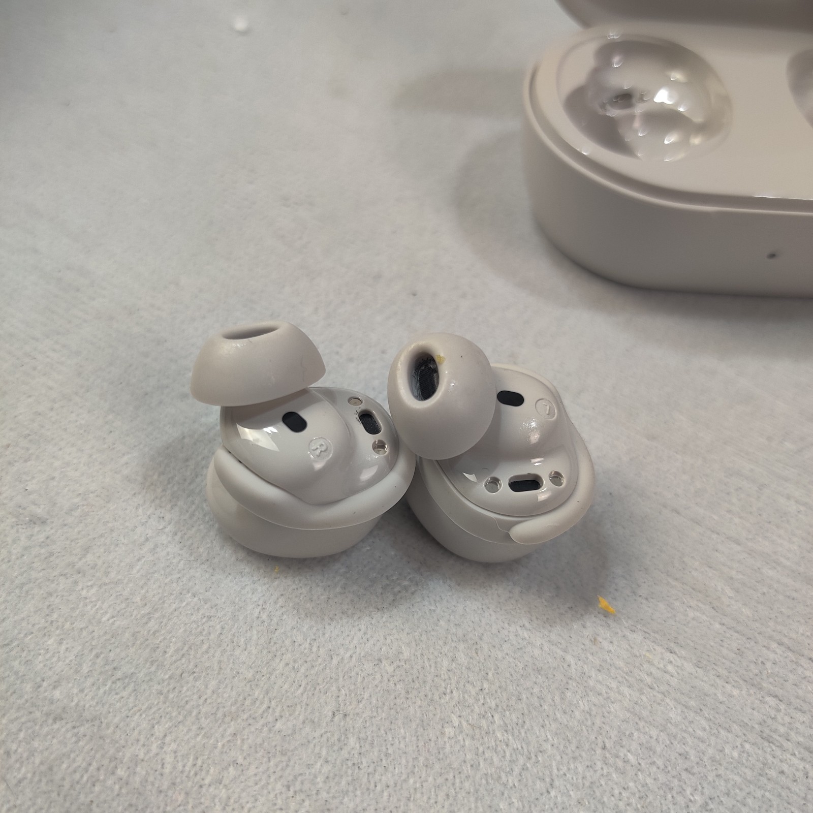 Bose QuietComfort True Wireless Noise Cancelling In-Ear Earbuds – White Smoke