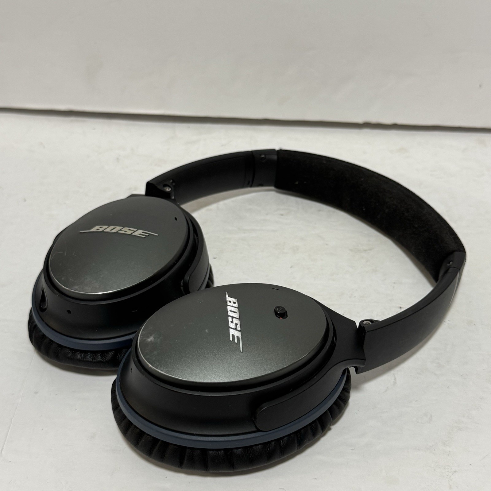 Bose QuietComfort 25 (QC25) Noise Cancelling Headphones with Case and Cables