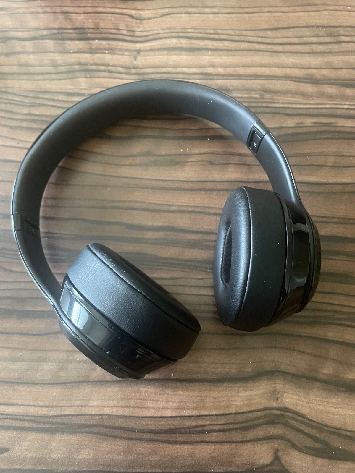 Beats by Dr. Dre Solo3 Over the Ear Headphone – Gloss Black