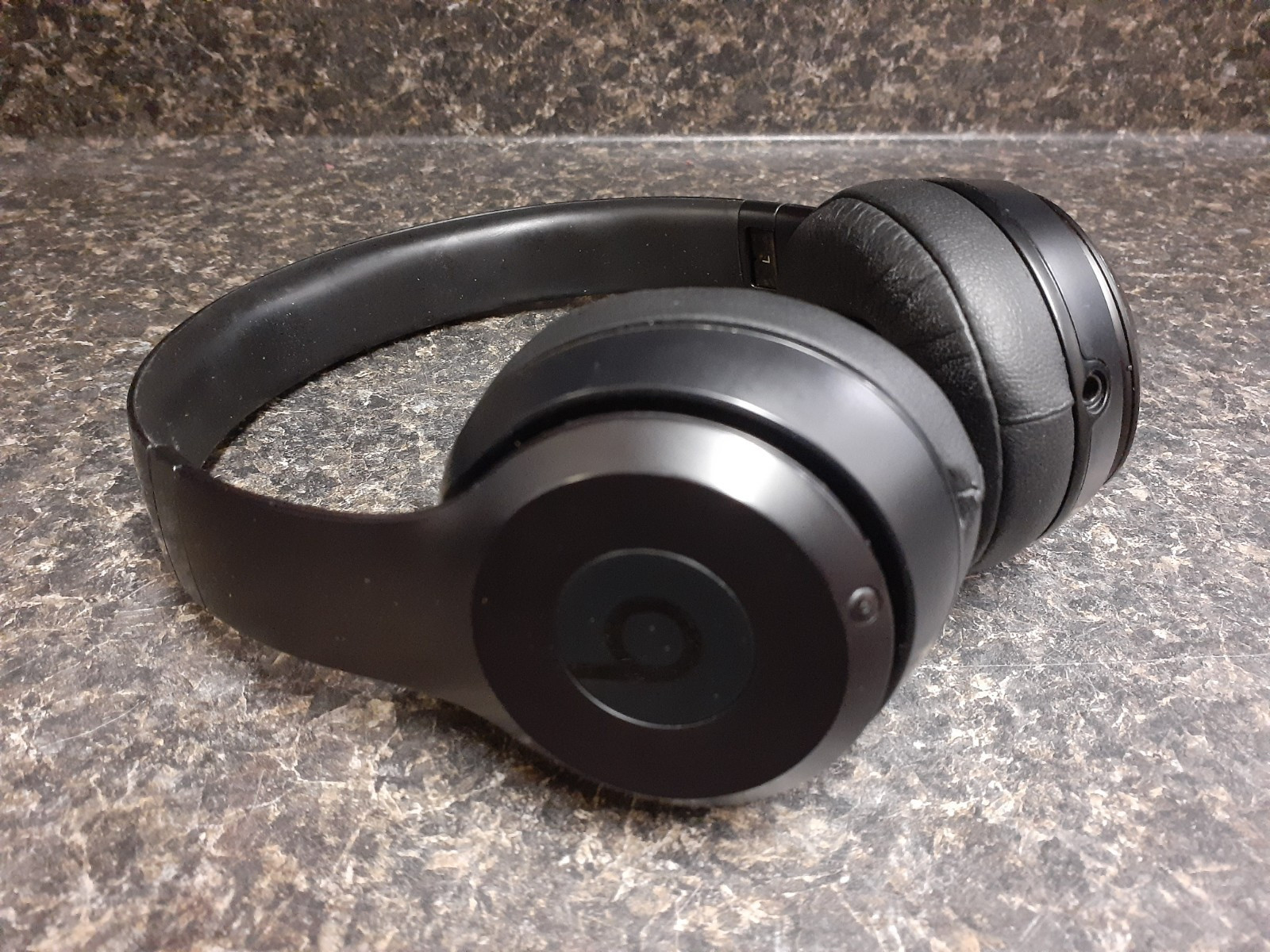 (RI4) Beats by Dr. Dre Solo3 On Ear Wireless Headphones – Matte Black – W/ Pouch