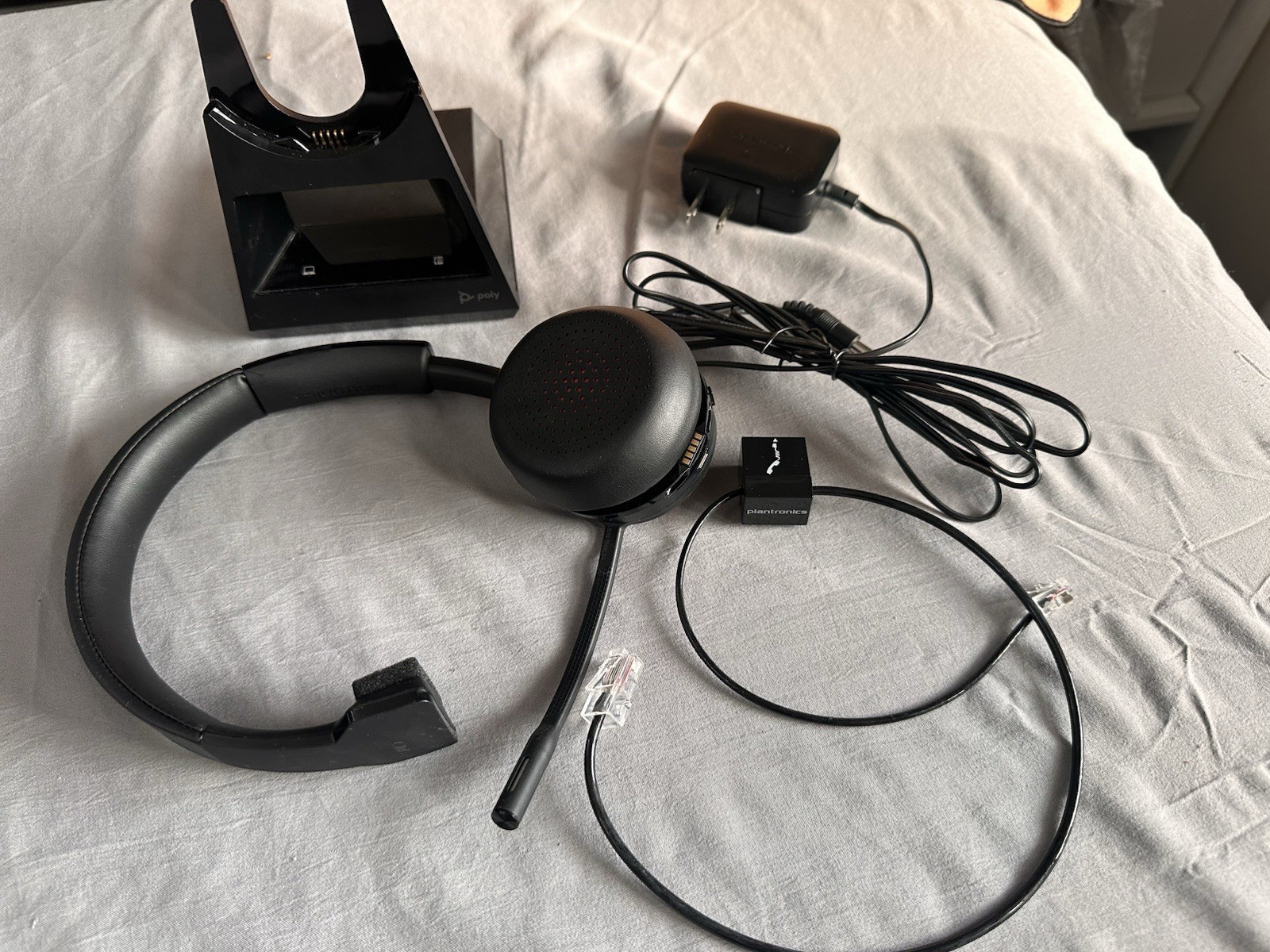 POLY VOYAGER 4210 Wireless Noise Cancelling Headset W/Stand No Box Phone