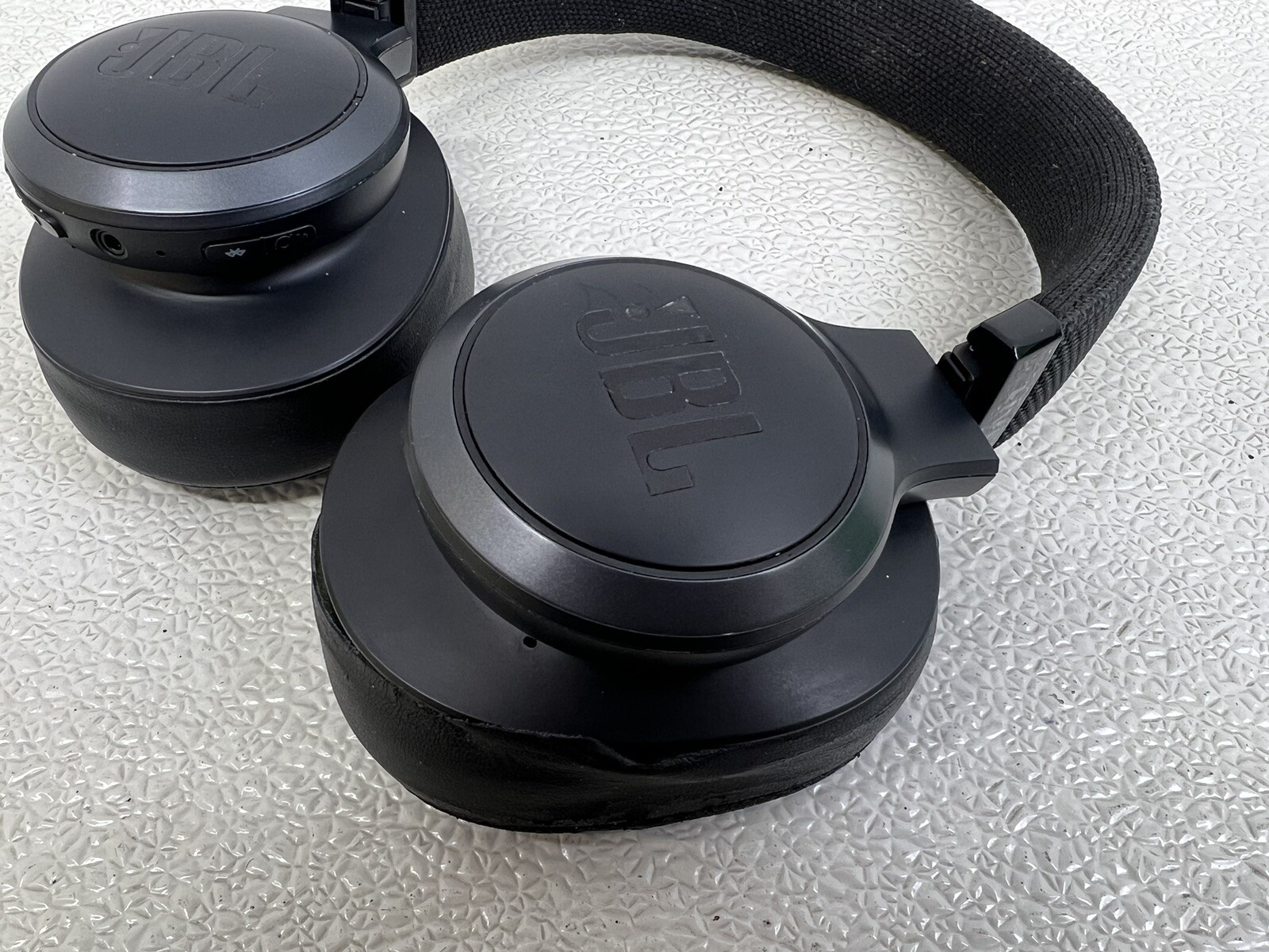 JBL Live 500BT Wireless Over-Ear Noise-Cancelling Headphones – Black –