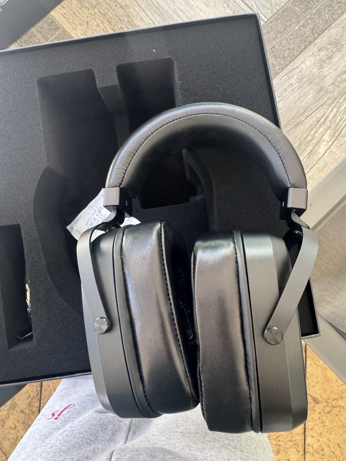 Monoprice 143236 Monolith M1070C Closed Back Planar Magnetic Headphones 3.5mm