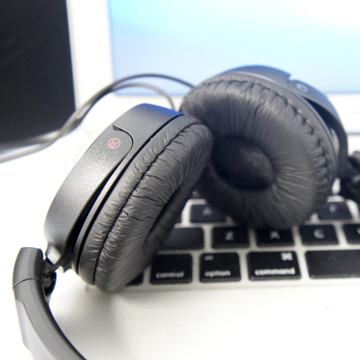 Lightweight Black Over Ear Headphones with 30mm Drivers for Clear Sound