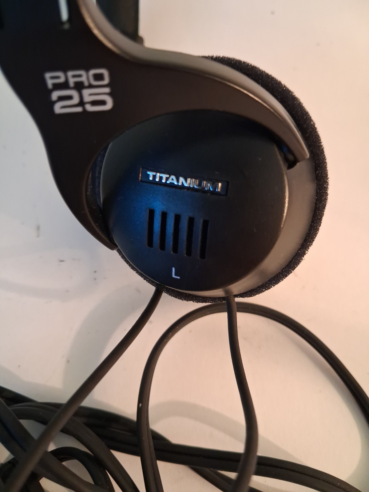 Radioshack Pro-25 Stereo Headphones W/In-line Volume Control Cat No. 33-1022