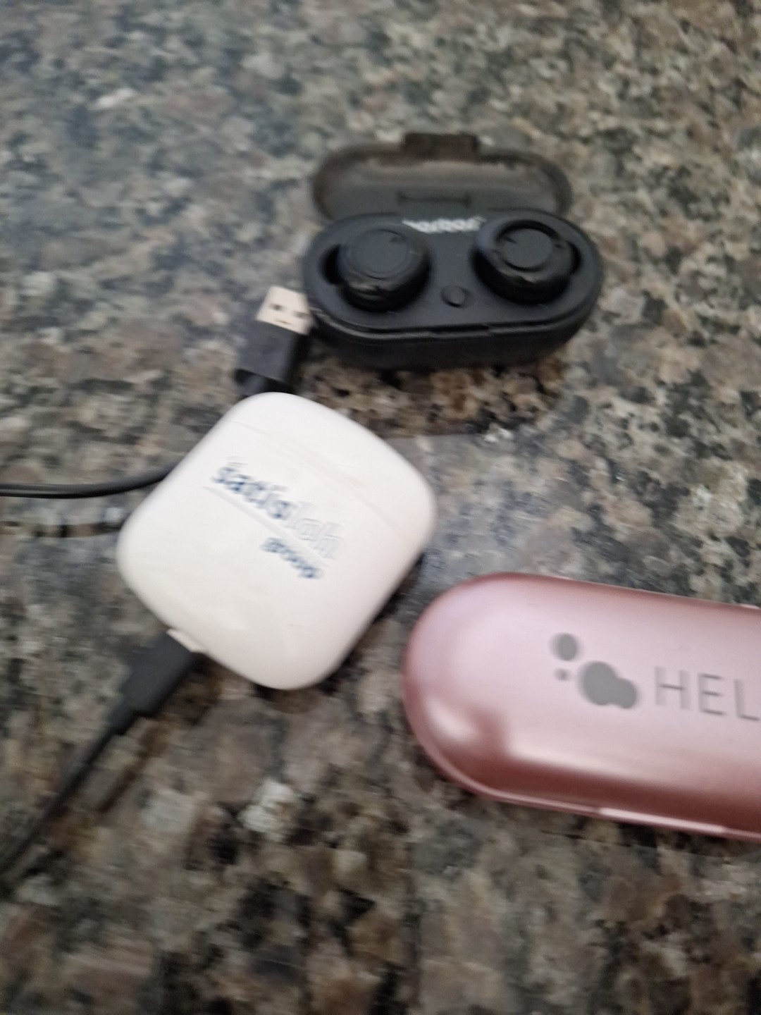 Lot of 3 ear buds, white, pink Helix, black bosbos