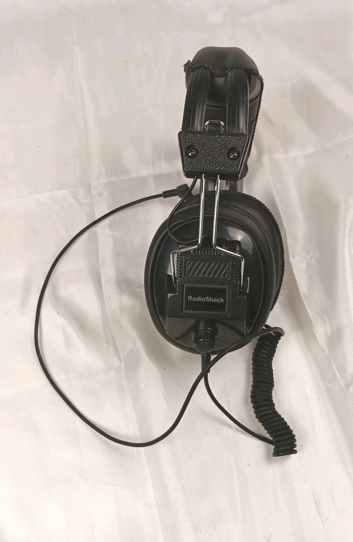 RadioShack Full Size Closed Cup Stereo Headphones 20-516 Volume Controls