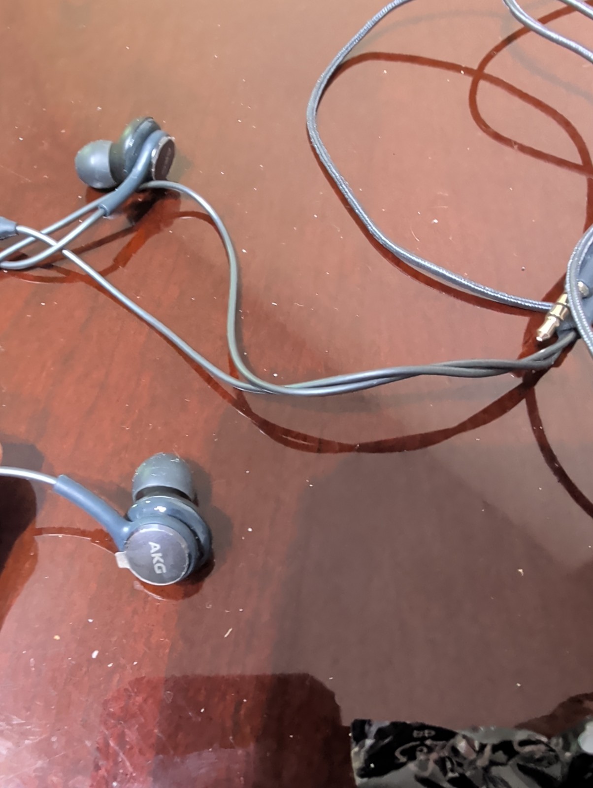 AKG headphones. Came With An Android Phone. I Used Them 2 Times.