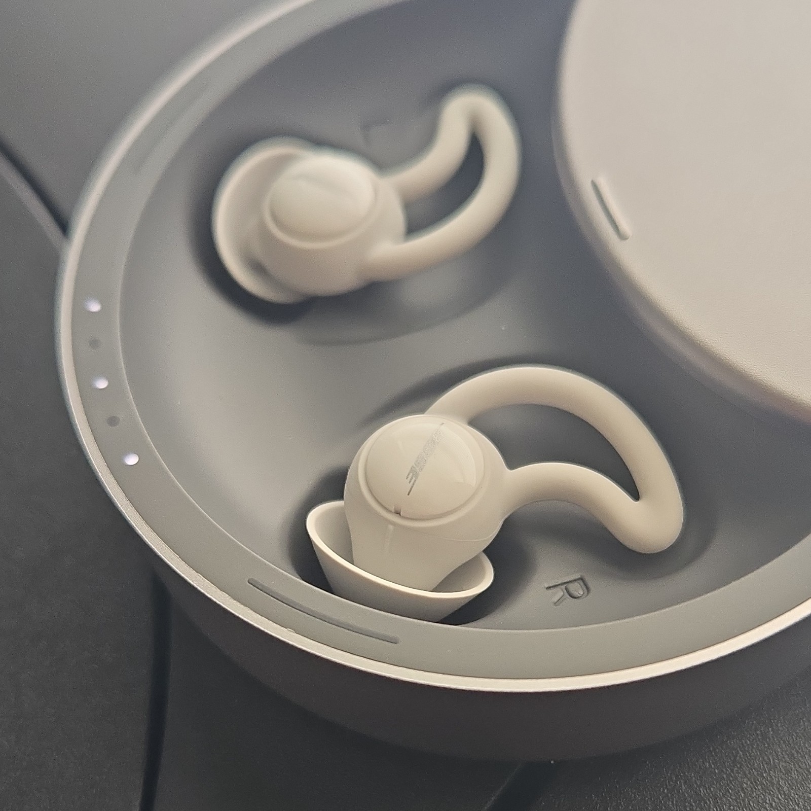 Bose Noise-Masking Sleepbuds In-Ear Earbuds w/ Charging Case Silver/White