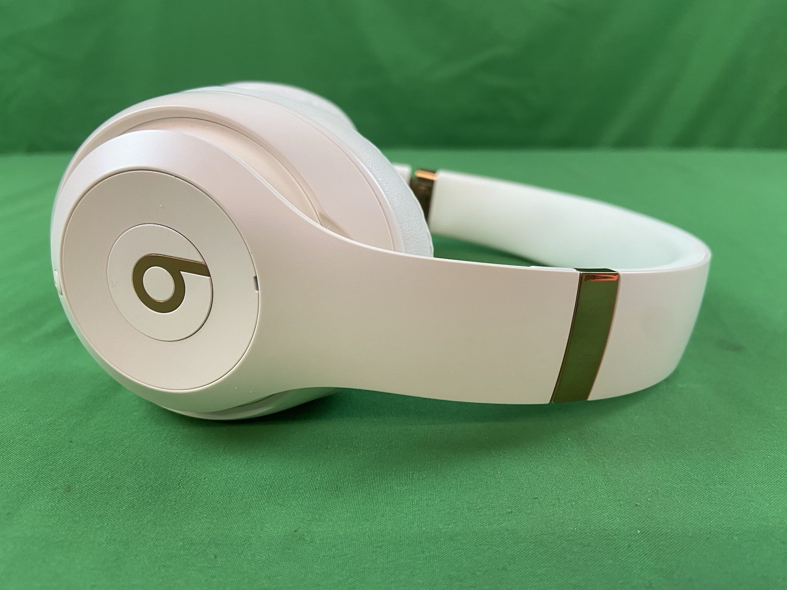 Beats by Dr. Dre Studio Pro Over-the-Ear Wireless Headphones – Sandstone- Read